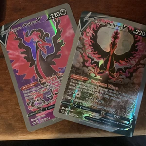 Galarian Moltres V 176-177/198 Pokémon - Pokémon kort nära nyskick, för ett billigt pris, eftersom jag inte vill ha dem längre. Notera: korten på bilden är ej äkta!