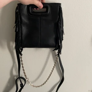 Maje väska - Säljer denna svarta maje väskan i den minsta storleken. Är i bra skick men tecken på användning finns. Nypris ca 2000kr