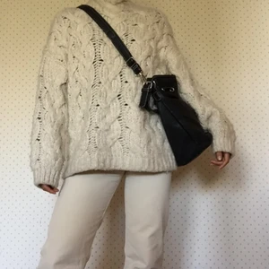 Rymlig väska  - Fin och rymlig väska med kontrasterande sömmar. Har två remmar, så går att ha som crossbody och axelväska. 