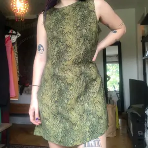 Grön ormskinnsmönstrad klänning men slits på båda sidorna, står storlek XL men är som en M