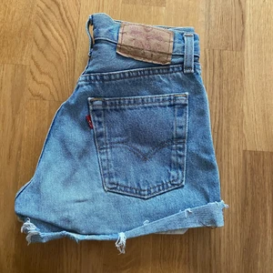 Vintage levis jeansshorts - Superfina Levis jeansshorts, hög midja. Ingen storlek står men uppskattar de till xxs alt W23. 136kr inkl frakt. 