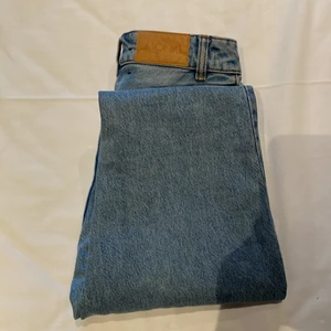 Strl xs finns i Växjö idag, annars finns dom i Dalarna - Säljer ett par jeans i storlek xs, säljer dem pågrund av att dom är förstora för mig som har storlek xxs annars, nästan helt oanvända, kan mötas upp i Växjö idag, Annars finns dom i Dalarna, eller går att posta. 