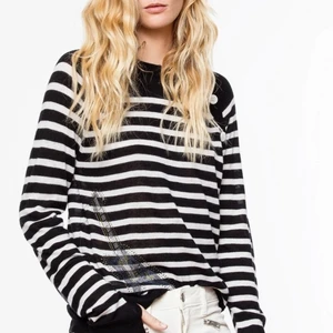 Zadig & Voltaire Kashmir tröja  - Säljer denna Zadig tröja i 100% Kashmir. Färgen är svart/marinblå och har några broderier med stenar. Den har några mindre defekter, syns inte från långt håll. Inköpt för 3 år sen för cirka 4000kr, på grund av defekterna är priset mycket lägre. 