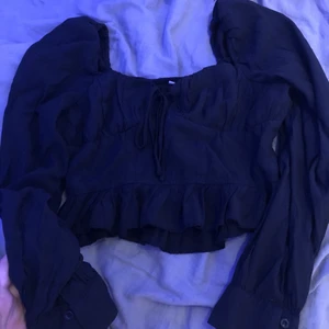 Topp  - En svart topp från shein i storlek L men sitter som M , inte min stil längre , 70 kr +frakt ! ☺️ skriv vid frågor!