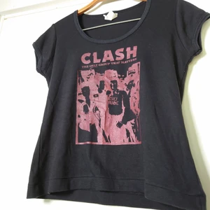 Bandtröja - T-shirt med The Clash-tryck. Trycket är rödbrunt och liiite glittrigt. Lite figursydd🌻