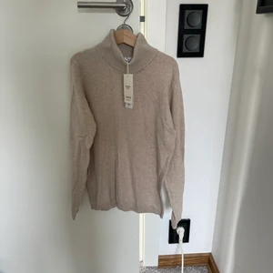 💓säljer denna superfina polotröjan💓 - 💓Säljer denna superfina beiga polotröja ifrån Mango. I storlek 11-12 / 158. I superfint skick inga sömnar eller något liknade trasigt. Köpte den förra sommaren. Aldrig kommit till andvändning. 💓 