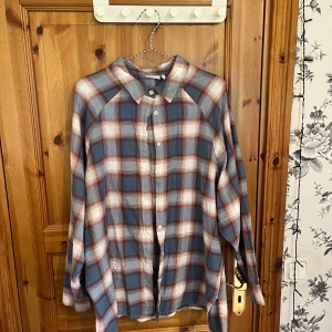 Skjorta strl 38 - Knappt använd 