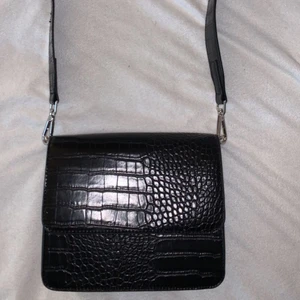 Gina tricot  - Väldigt bra skick!  Mått: 22 cm x 15 cm  Djup: 14,5 cm  Köpt på Gina tricot  Ny pris är 299kr 