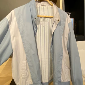 Gulins Sommarjacka - Jätteschysst blåvit jacka, tunn och skön till sommaren! Säljer den då jag inte använder den längre tyvärr. Kontakta gärna om ni har frågor elr vill ha fler bilder!