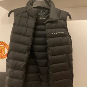 Sail racing väst - Skicket är jättebra inga sömmar som gått upp och inga hål i västen. Köpte den denna sommaren andvänd cirka 5-10 ggr, storleken är 150 men passar mig som är cirka 165 cm lång. Om det finns frågor om västen är det bara att fråga😃 obs! Köparen står för frakt