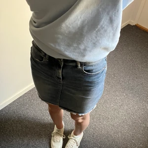 Jeanskjol - En jeanskjol från pieces i storlek xs. Den är använd ett fåtal gånger och är i mycket bra skick. Säljer för 50 kr + frakt för 39 (spårbart)