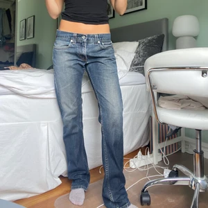Lågmidjade Levis jeans - Säljer dessa jeans köpte second hand! Skitsnugga lågmidjade passform! Innebernslängd: 83 cm Det står att de är stl w:31 l:32 och jag har alltid S/36