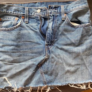 Levis jeanskjol  - Jeanskjol från Levis i kort modell och normal midja (mer åt låga håller än höga). Storlek 28 och i bra skick! Inköpspris var 499 kr, skriv om fler bilder önskas! Den är på gränsen till för liten för mig just nu, därför säljer jag den🥰