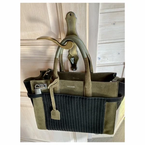 Zadig et Voltaire Candide väska khaki - Så snygg väska från Zadig i modellen Candide. Storlek M och är i svart och khaki / grönt ⭐️💫 en 13 tums dator får plats i den! Nypris ca 6000 kr 💙