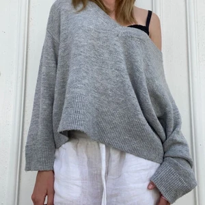 Stickad tröja  - Säljer denna sjukt mysiga och fina tröja perfekt nu till hösten ❤️