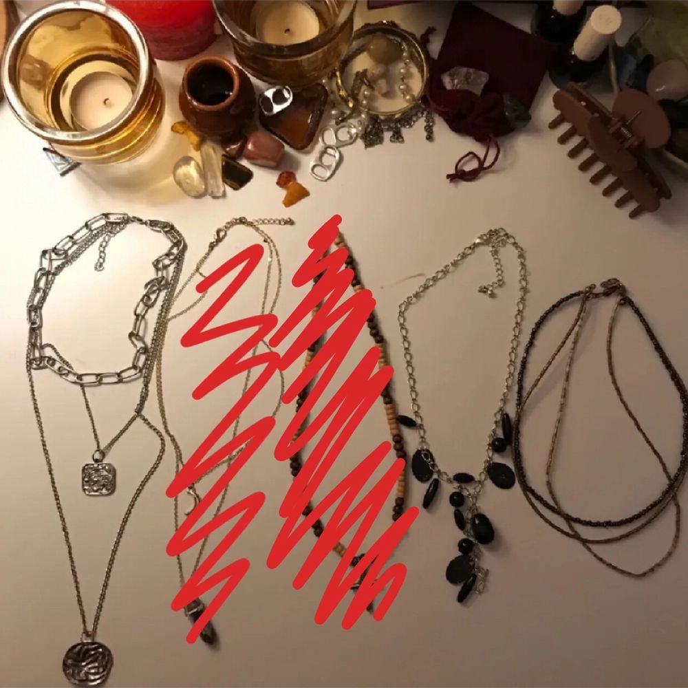 olika halsband! säljer för 20kr förutom det längst till höger som kostar 10kr :) vid köp av fler än ett kan pris diskuteras, 13kr frakt 😁. Accessoarer.