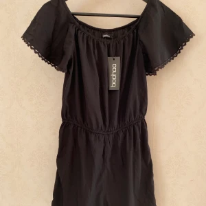 Offshoulder byxdress  - Svart offshoulder byxdress från boohoo.