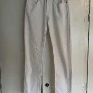 Levis jeans 501 - Vita Levis jeans i modellen 501. Storlek W26 L28. Fint skick. Kan skickas eller mötas upp. 200 kr + frakt 