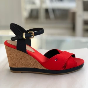 TOMMY HILFIGER (äkta) -Sandaletter med klack i Strl 37 - Om produkten:  Helt nya oanvända  Storlek: 37 Färg: Röd/ Mörkblå  Klackhöjd: 8 cm