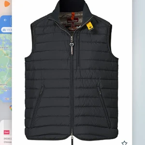 Typiska Parajumper Västen  - Pjs Väst storlek S, skick 9/10. Kvitto samt extra knappar och påse kvarstår samt en klädhängare.