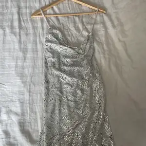 Glittrig klänning från HM, använd 1 gång, lappen sitter kvar🦋