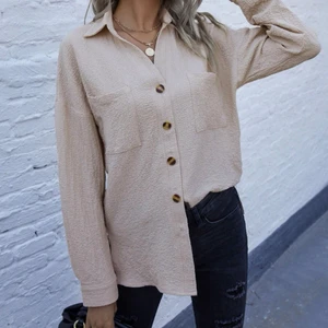 Beige skjorta - Beige skjorta från SHEIN, i ett ”skrynkligt” material, använd ca 1 gång🥰