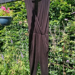 Jumpsuits - Två jumpsuits som är exakt likadana men med olika färger. Svåra att få på bild pga längd 😅 Skönt tyg och "löst" sittande. Båda har midjeband och kan knäppas med en knapp. Kan både skicka spårbart och icke spårbart. Priset är styckvis