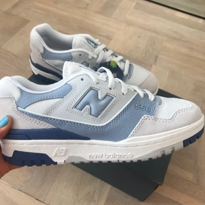 New Balance 550  - Helt nya - aldrig använda. Färg Summer Fog Dusk Blue i storlek 39. Kvitto finns. Dessvärre är kartongen lite defekt, då leverantören inte förpackat skorna ordentligt. PM för fler bilder. 