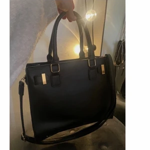 Stor handväska med gulddetaljer  - Säljer denna snygga väska med gulddetaljer, den rymmer väldigt mycket. Tillkommer även band som är justerbar. Hör av dig vid frågor eller mer bilder!☺️🙌🏼