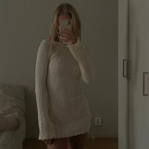 Vit klänning  - Superfin vit klänning som jag verkligen älskar, den är dock lite för kort för min smak som är 174 cm lång (har långa ben). Köpte för 500kr men säljer för 299kr. Buda under inlägget eller skriv privat för fler detaljer. ❤️ det är S men passar som xs-M oxå.