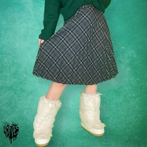 Ullkjol - Ullkjol i toppenskick. 55% Terylene och 45% Ull Worsted. Står storlek 40 men sitter som en M? Modellen använder vanligtvis storlek S och M, och är 169cm för referens. Ingen underkjol finns. Flat lay mått: Midjebredd 33cm, längd 68cm