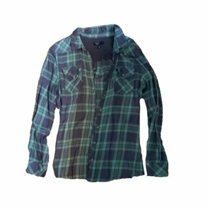 grön flanellskjorta  - flanellskjorta i jätte mjukt och skönt material, köpt secondhand. 