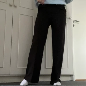 Svarta mysiga byxor - Ett par svarta byxor i mjukistyg från hm. De är använda ett par fåtal gånger bara. De är bra i längd på mig som är 164 cm.