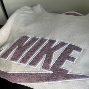 Nike långärmad tröja  - Långärmad tröja med niketryck. Nypris 789kr