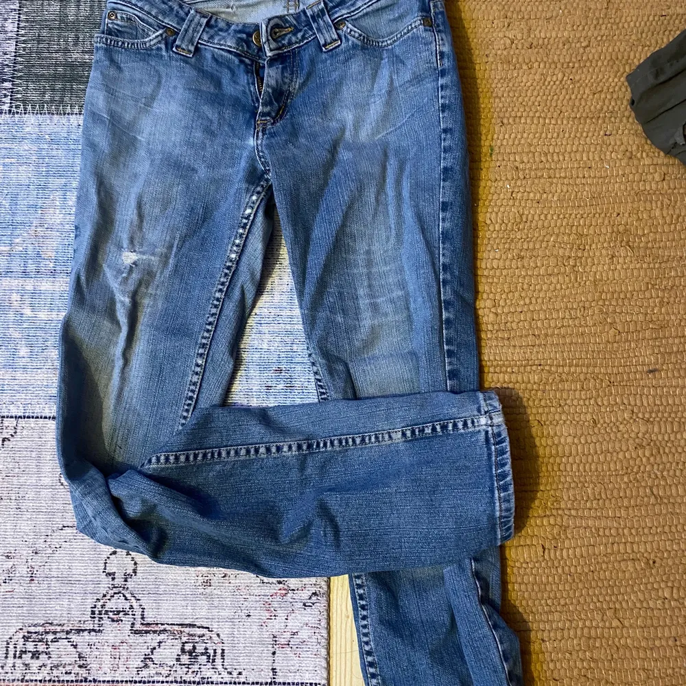 Lågmidjade jeans från Lee. Jättecoola men använder dem inte längre.. Jeans & Byxor.