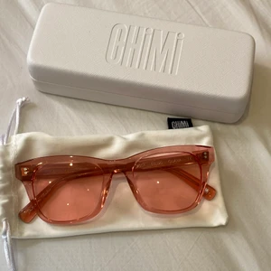 Chimi solglasögon  - Säljer mina Chimi solglasögon i modellen #007 Otroligt fin färg som passar alla. Tyvärr är solglasögonen lite för stora för mitt ansikte, så därför är de är helt oanvända utan några repor alls. Originalbox finns. 💗💗💗