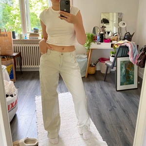 Byxor - Cargo liknade byxor. Super fina, jag har sytt in lite i sidorna så dem skulle sitta perfekt på mig som är storlek 36 i vanliga fall. Beige vit färg. Köparen står för frakten📦💕
