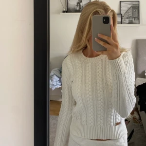 Stickad tröja från SALT - Jätte fin stickad tröja från SALT! Andvänd 1-2 gånger så jätte fint skick, nypris 600kr. Säljer pågrund av att den är för liten💕