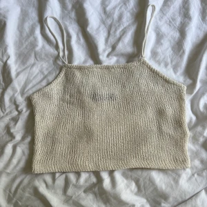 Stickad tio  - En stickad top, lite genomskinlig Aldrig använd 