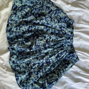 Kjol  - Fluffig kjol  Använd 1-2 ggr  Mycket god skick 