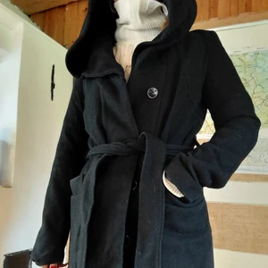 Höst jacka - Superfin jacka med en stor luva, tyget är av hög kvalitet och väldigt mjukt, den går precis ned till låren och har gömda knappar och skärp som går att ta bort, använd för några år sedan men i väldigt gott skick 