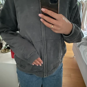 Grå ziphoodie - Grå superfin ziphodie köpt på secondhand. Säljer pga av lite tight för min smak, passar en S som vill ha oversized och en M som vill ha passformen som jag har på bilden