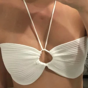 Vit topp<3 - Jättefin vit topp med band. Aldrig använd. Säljer i Göteborg! 