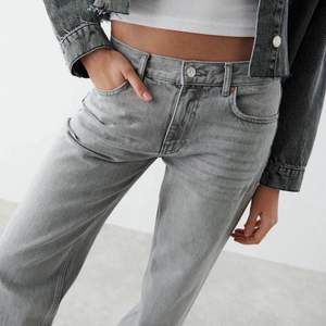 Lågmidjade gråa jeans från Gina tricot. Strl 40. Säljer pga de är för stora. 🤍 högsta bud : 320kr💓