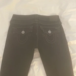 True Religion Jeans - Säljer dessa true religion jeans då de aldrig kommer till användning! Är 170 cm lång! Dom är nästan aldrig använda och är super bekväma!