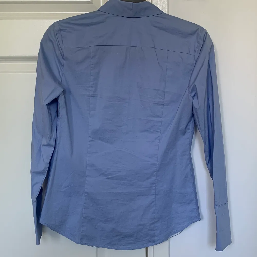 En blå skjorta från mango i srl Xs. Använd ett fåtal gånger och är i nyskick. Passar det mesta och är sann till storleken. Frakt tillkommer!. Skjortor.