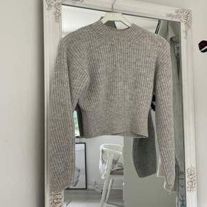 Säljer denna sjukt snygga Weekday tröja perfekt nu till hösten!🍁🍂