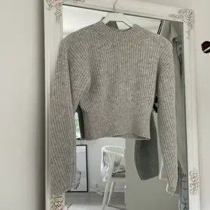 Säljer denna sjukt snygga Weekday tröja perfekt nu till hösten!🍁🍂