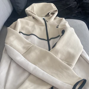 Nike tech fleece  - Säljer min Nike tech fleece som jag aldrig använt. Köpte den nyss och var för stor! Kan även tänka mig att byta den  mot samma fast i xs. Kan även tänka mig en annan färg.  Pris går att diskutera 