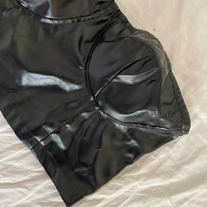 Skinn topp  - Super fin skintopp - så fin att ha över en mechtopp 🍹